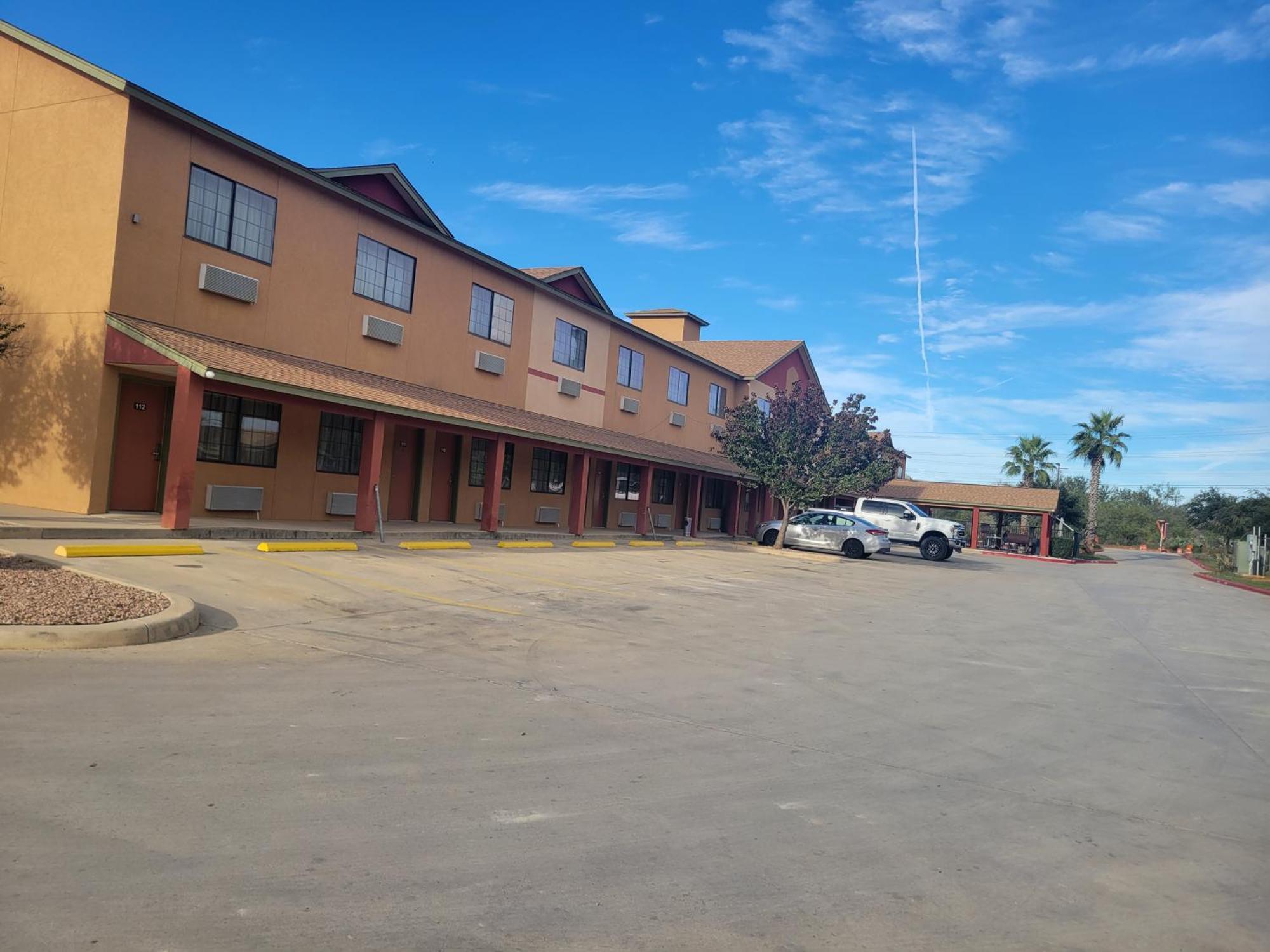 Cotulla Whitten Inn Exterior photo